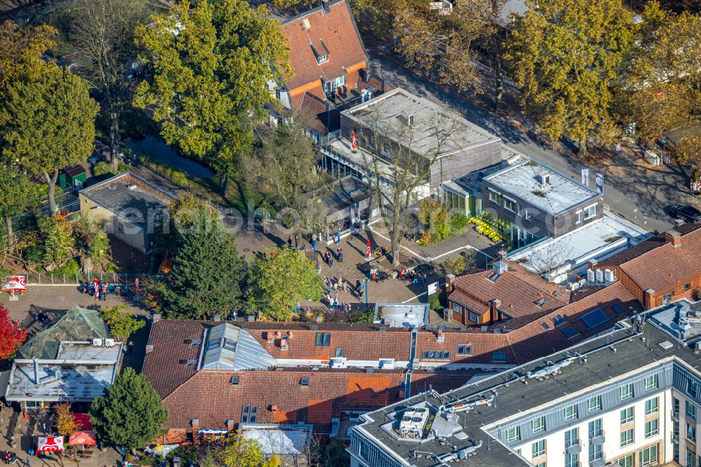 Aerial image Bochum - Autumnal discolored vegetation view complex of the hotel building of Courtyard Bochum Stadtpark and die Turmanlage of hiesigen Bismarkturms in Stadtpark Bochum in of Klinikstrasse in Bochum in the state North Rhine-Westphalia, Germany