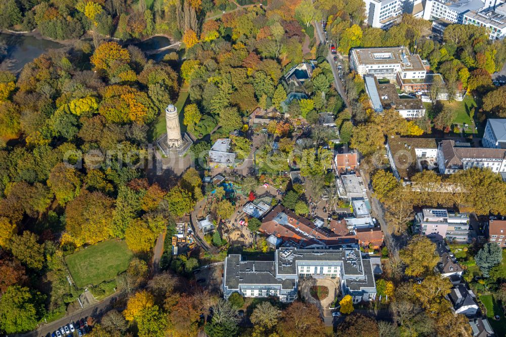 Aerial photograph Bochum - Autumnal discolored vegetation view complex of the hotel building of Courtyard Bochum Stadtpark and die Turmanlage of hiesigen Bismarkturms in Stadtpark Bochum in of Klinikstrasse in Bochum in the state North Rhine-Westphalia, Germany