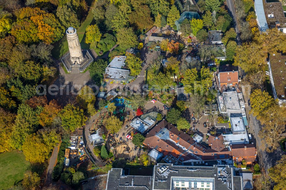 Bochum from above - Autumnal discolored vegetation view complex of the hotel building of Courtyard Bochum Stadtpark and die Turmanlage of hiesigen Bismarkturms in Stadtpark Bochum in of Klinikstrasse in Bochum in the state North Rhine-Westphalia, Germany