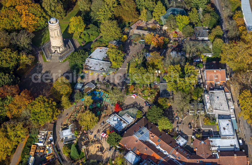 Bochum from the bird's eye view: Autumnal discolored vegetation view complex of the hotel building of Courtyard Bochum Stadtpark and die Turmanlage of hiesigen Bismarkturms in Stadtpark Bochum in of Klinikstrasse in Bochum in the state North Rhine-Westphalia, Germany