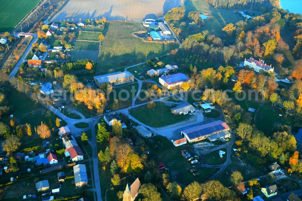 Aerial image Cammin - Autumnal discolored vegetation view Homestead of a farm on Lindenstrasse in Cammin in the state Mecklenburg - Western Pomerania, Germany