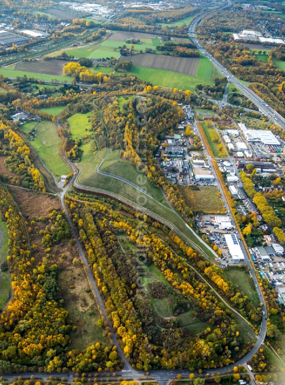 Aerial photograph Gladbeck - Autumnal discolored vegetation view Reclamation site of the former mining dump Halde Graf Moltke III / IV and Firmenansiedlung along the Europastrasse in Gladbeck in the state North Rhine-Westphalia, Germany