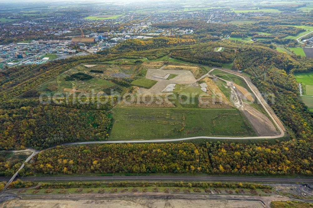 Aerial photograph Bergkamen - Autumnal discolored vegetation view reclamation site of the former mining dump Halde Grosses Holz in Bergkamen at Ruhrgebiet in the state North Rhine-Westphalia, Germany