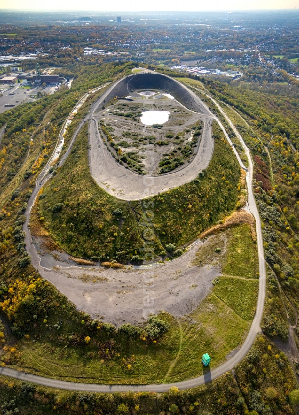 Aerial image Bottrop - Autumnal discolored vegetation view reclamation site of the former mining dump Haniel in Bottrop at Ruhrgebiet in the state North Rhine-Westphalia