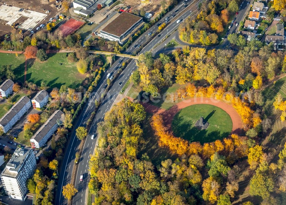 Aerial photograph Düsseldorf - Autumnal discolored vegetation view Tourist attraction of the historic monument Mahnmal Drei Nornen in Duesseldorf in the state North Rhine-Westphalia, Germany