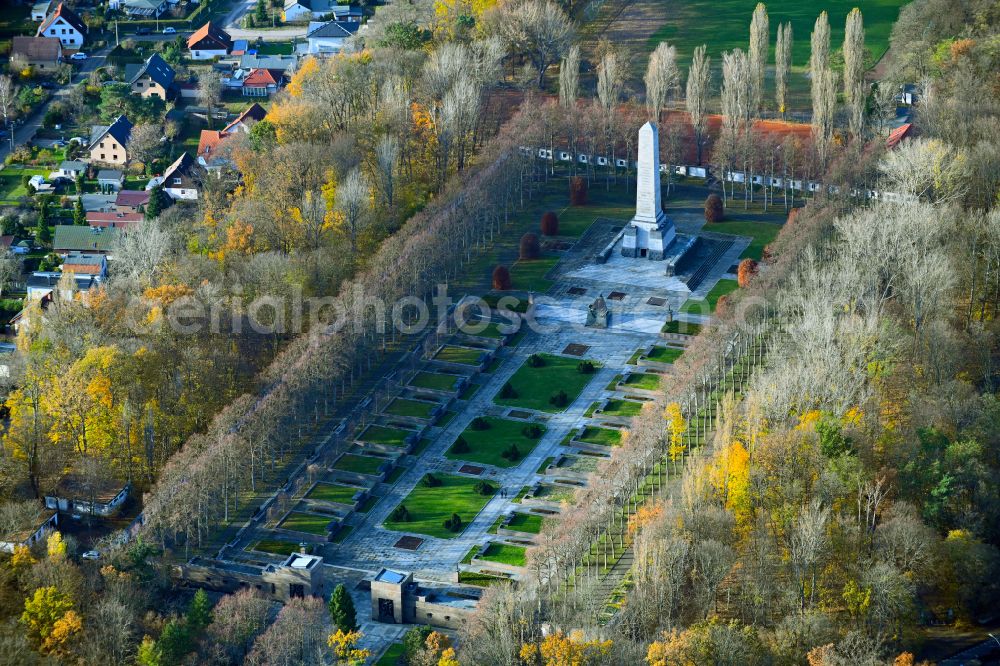 Aerial image Berlin - Autumnal discolored vegetation view Sight and tourism attraction of the historical monument Soviet - Russian memorial in the park of Schoenholzer Heide on Germanenstrasse in the district Wilhelmsruh in Berlin, Germany