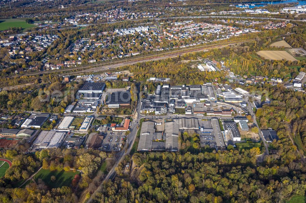 Aerial photograph Herne - Autumnal discolored vegetation view industrial estate and company settlement on Hoelleskampring in Herne at Ruhrgebiet in the state North Rhine-Westphalia, Germany