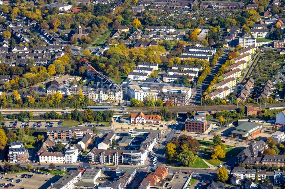 Aerial image Moers - Autumnal discolored vegetation view of track and station building of Deutsche Bahn on Vizenzstrasse in Moers in the state North Rhine-Westphalia, Germany