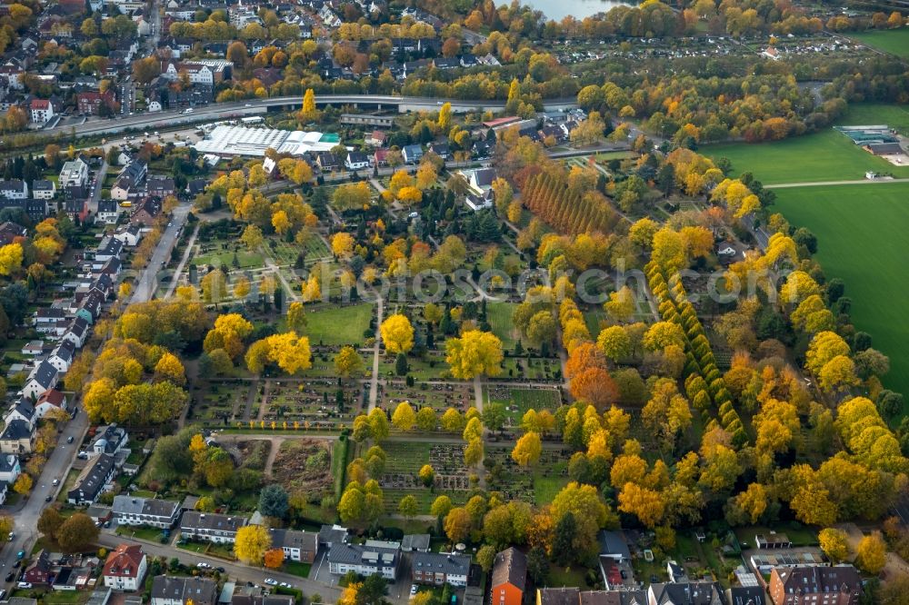 Gladbeck from above - Autumnal discolored vegetation view Grave rows on the grounds of the cemetery in Gladbeck in the state North Rhine-Westphalia, Germany