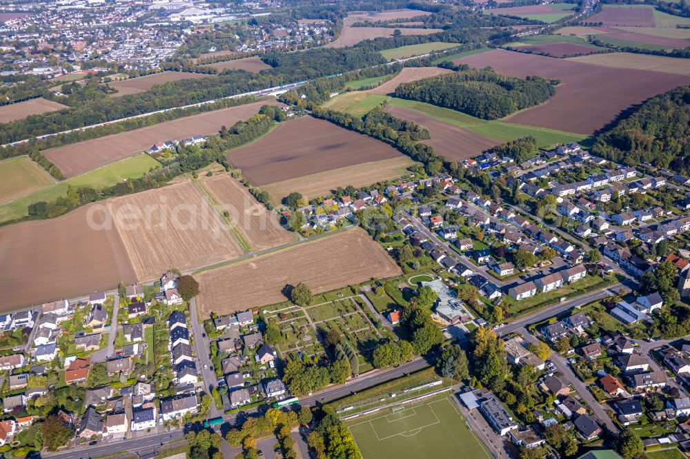 Opherdicke from the bird's eye view: Autumnal discolored vegetation view grave rows on the grounds of the cemetery on street Unnaer Strasse in Opherdicke at Ruhrgebiet in the state North Rhine-Westphalia, Germany