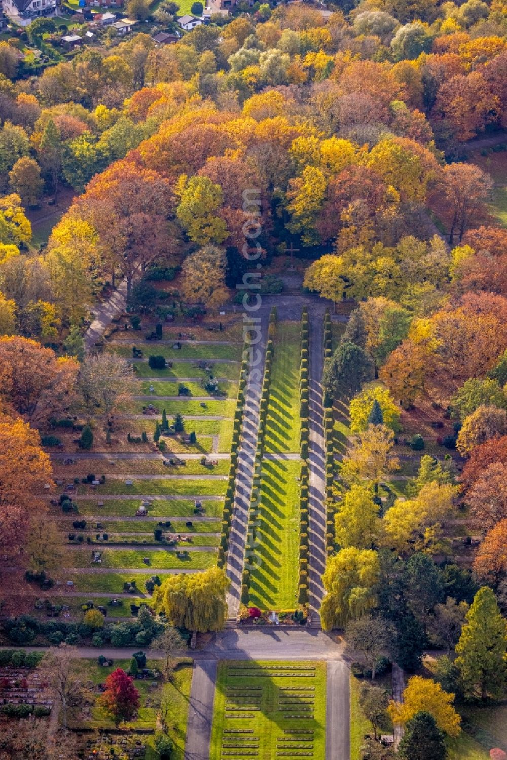 Bottrop from above - Autumnal discolored vegetation view grave rows on the grounds of the cemetery Parkfriedhof on Hans-Boeckler-Strasse in the district Fuhlenbrock in Bottrop at Ruhrgebiet in the state North Rhine-Westphalia, Germany