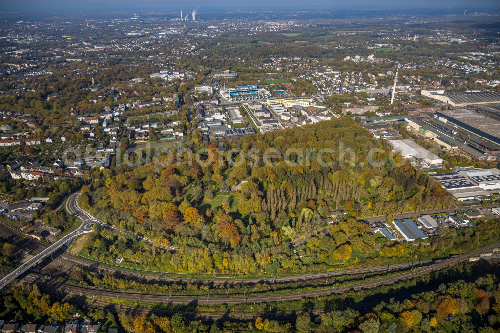 Aerial image Bochum - Autumnal discolored vegetation view grave rows on the grounds of the cemetery Staedt. Friedhof Blumenstrasse on street Harpener Strasse in the district Innenstadt in Bochum at Ruhrgebiet in the state North Rhine-Westphalia, Germany