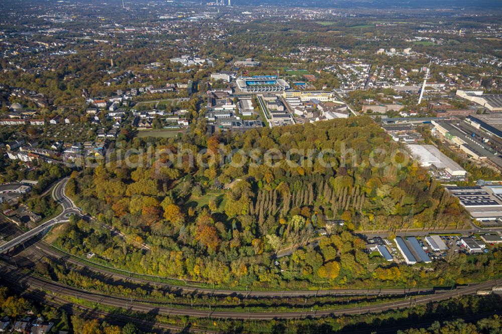 Aerial photograph Bochum - Autumnal discolored vegetation view grave rows on the grounds of the cemetery Staedt. Friedhof Blumenstrasse on street Harpener Strasse in the district Innenstadt in Bochum at Ruhrgebiet in the state North Rhine-Westphalia, Germany