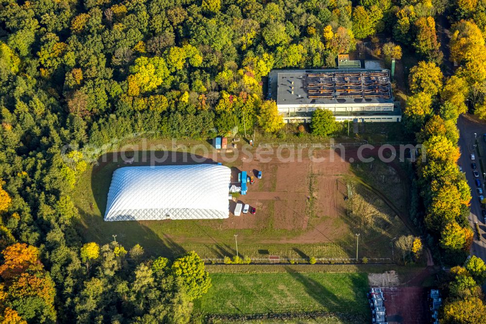 Aerial image Gladbeck - Autumnal discolored vegetation view hall construction of a membrane coated as a replacement for a burnt down sports hall in the district Rentfort in Gladbeck at Ruhrgebiet in the state North Rhine-Westphalia, Germany