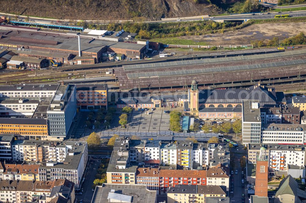 Hagen from the bird's eye view: Autumnal discolored vegetation view building of the main station of the railway of Deutschen Bahn in Hagen at Ruhrgebiet in the state North Rhine-Westphalia, Germany