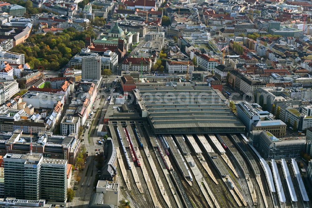 Aerial image München - Autumnal discolored vegetation view track progress and building of the main station of the railway in Munich in the state Bavaria, Germany