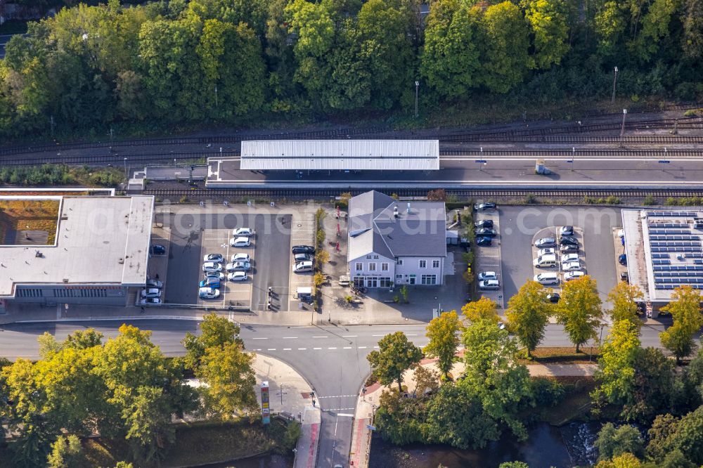 Aerial image Menden (Sauerland) - Autumnal discolored vegetation view track progress and building of the main station of the railway in Menden (Sauerland) at Sauerland in the state North Rhine-Westphalia, Germany