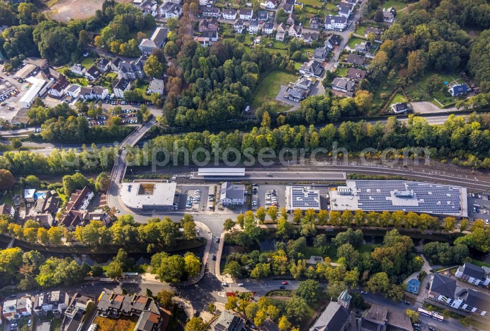 Aerial photograph Menden (Sauerland) - Autumnal discolored vegetation view track progress and building of the main station of the railway in Menden (Sauerland) at Sauerland in the state North Rhine-Westphalia, Germany