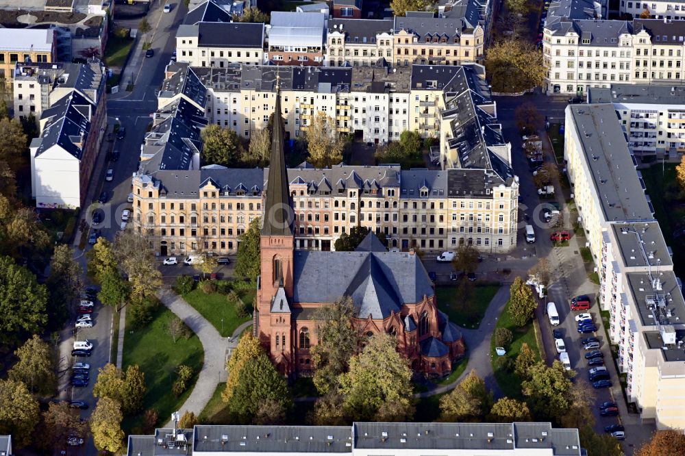 Chemnitz from the bird's eye view: Autumnal discolored vegetation view historic church complex St.-Markus-Kirche on street Pestalozzistrasse in Chemnitz in the state Saxony, Germany