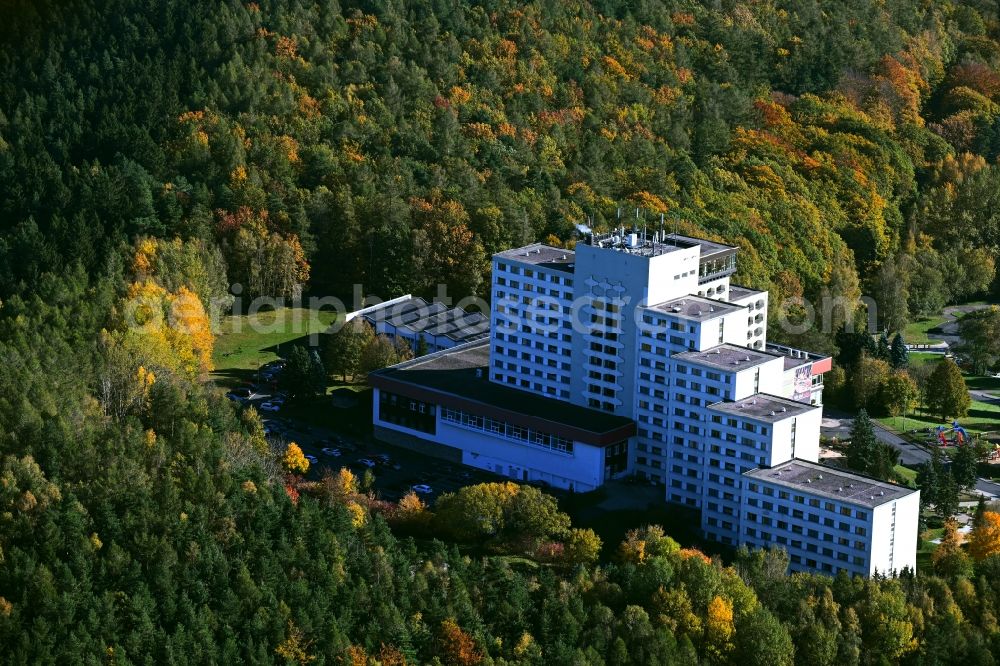 Friedrichroda from above - Autumnal discolored vegetation view high-rise building of the hotel complex Ahorn Berghotel in Friedrichroda in the Thuringian Forest in the state Thuringia, Germany