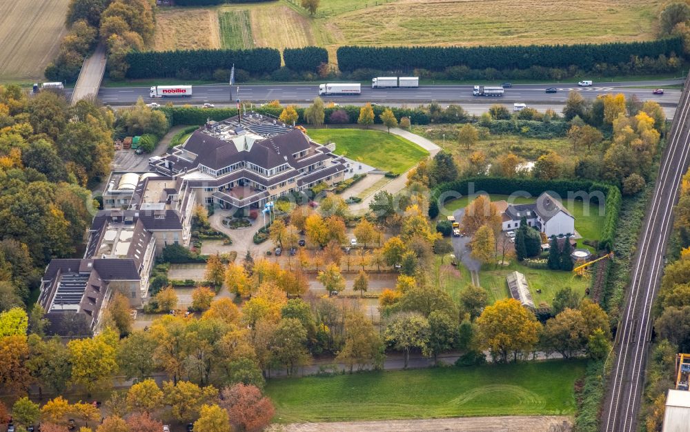 Gladbeck from the bird's eye view: Autumnal discolored vegetation view complex of the hotel building Van of Valk Hotel Gladbeck on street Bohmertstrasse in Gladbeck at Ruhrgebiet in the state North Rhine-Westphalia, Germany