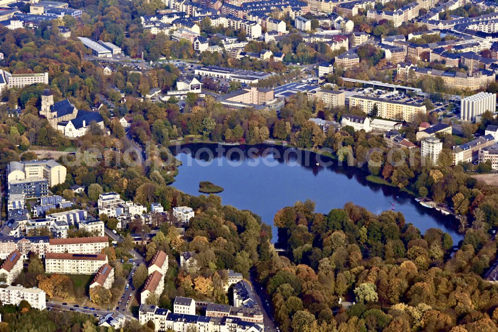 Chemnitz from the bird's eye view: Autumnal discolored vegetation view city view of the downtown area on the shore areas Schlossteich on street Schlossteichstrasse in Chemnitz in the state Saxony, Germany