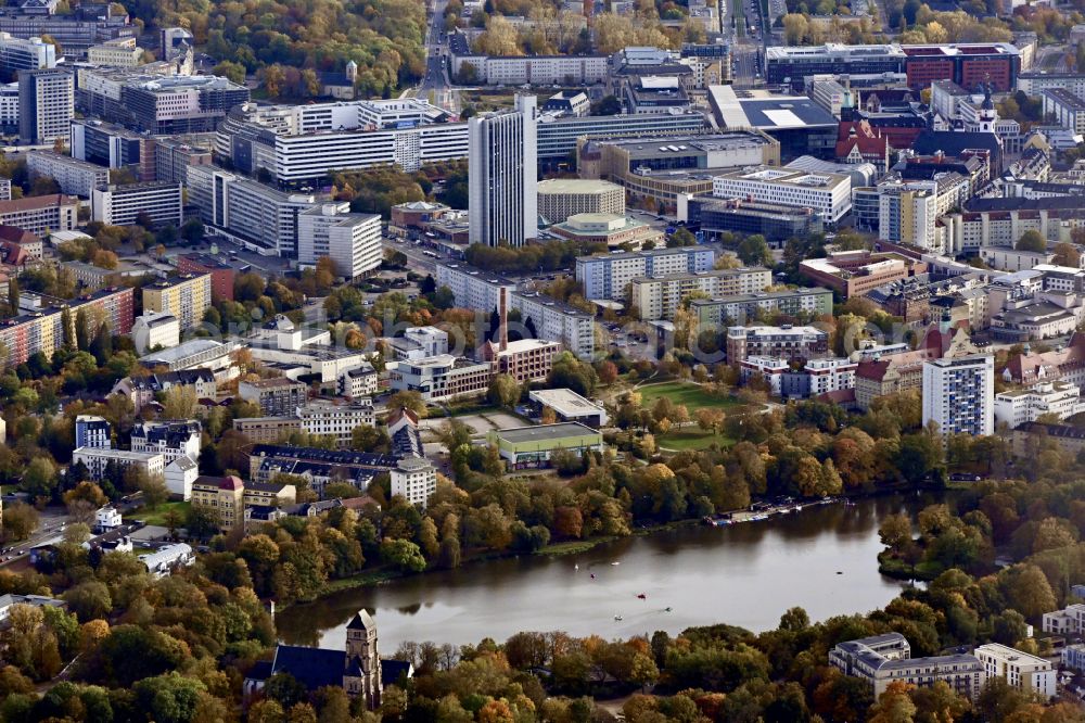 Aerial image Chemnitz - Autumnal discolored vegetation view city view of the downtown area on the shore areas Schlossteich on street Schlossteichstrasse in Chemnitz in the state Saxony, Germany