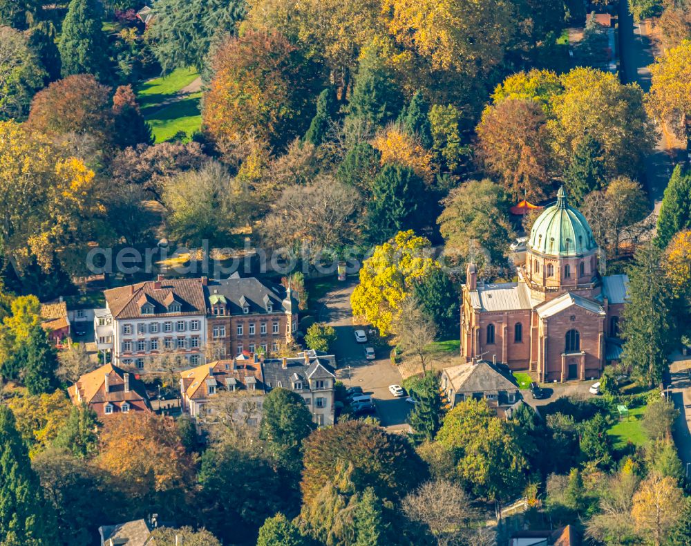 Aerial photograph Lahr/Schwarzwald - Autumnal discolored vegetation view church building in Christuskirche Old Town- center of downtown in Lahr/Schwarzwald in the state Baden-Wuerttemberg, Germany