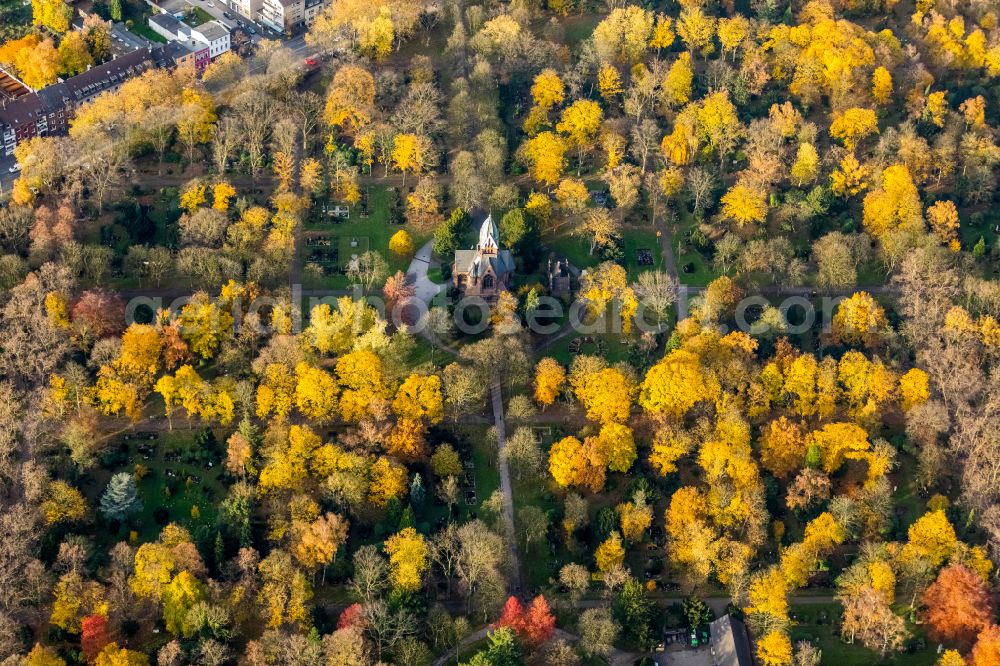 Duisburg from the bird's eye view: Autumnal discolored vegetation view churches building the chapel Friedhofskapelle of Friedhof Sternbuschweg in Duisburg in the state North Rhine-Westphalia, Germany