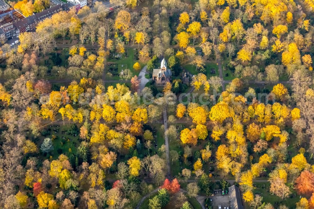 Aerial image Duisburg - Autumnal discolored vegetation view churches building the chapel Friedhofskapelle of Friedhof Sternbuschweg in Duisburg in the state North Rhine-Westphalia, Germany