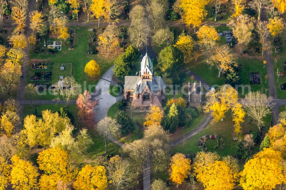 Aerial photograph Duisburg - Autumnal discolored vegetation view churches building the chapel Friedhofskapelle of Friedhof Sternbuschweg in Duisburg in the state North Rhine-Westphalia, Germany