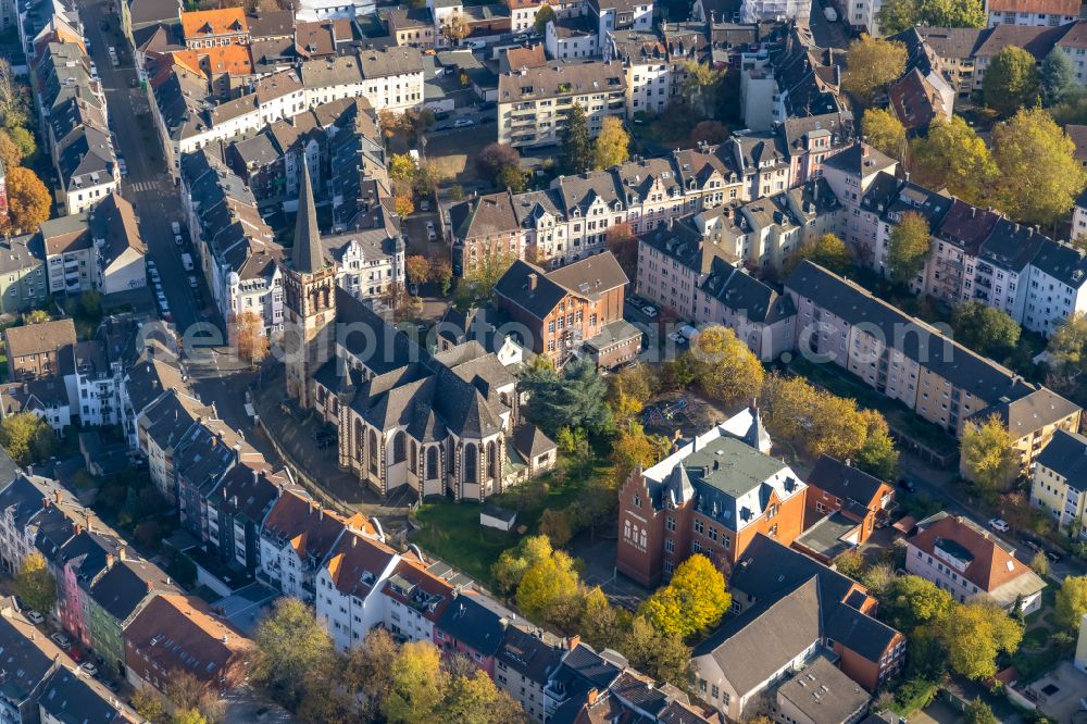 Aerial photograph Hagen - Autumnal discolored vegetation view church building of St.-Michael-Kirche on Pelmkestrasse in Hagen at Ruhrgebiet in the state North Rhine-Westphalia, Germany