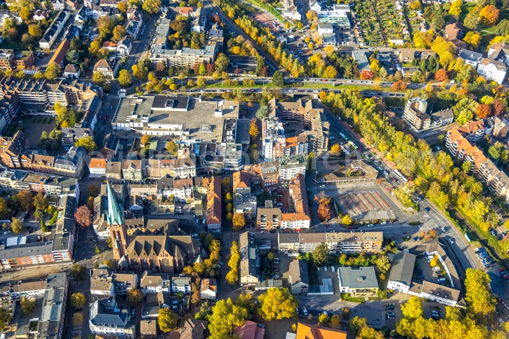 Gladbeck from the bird's eye view: Autumnal discolored vegetation View of the church building of the Propsteikirche St. Lamberti on the church square in Gladbeck in the Ruhr area in the state of North Rhine-Westphalia, Germany