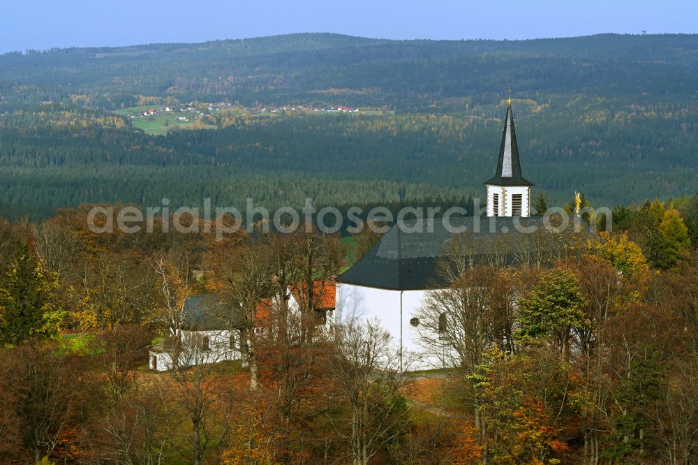Aerial photograph Fahrenberg - Autumnal discolored vegetation view church building Wallfahrtskirche Fahrenberg in Fahrenberg in the state Bavaria, Germany