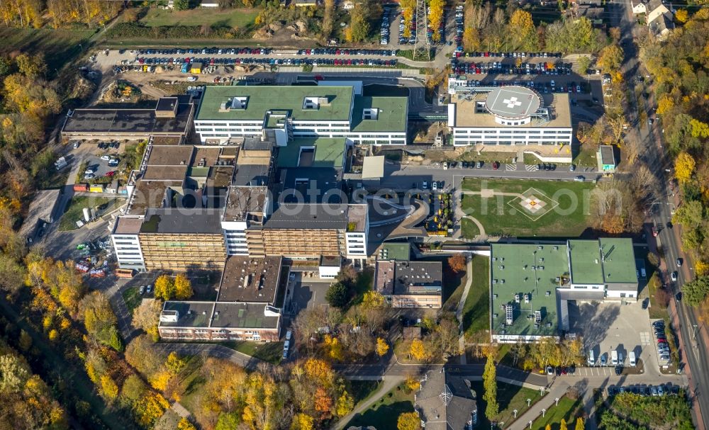 Duisburg from the bird's eye view: Autumnal discolored vegetation view Hospital grounds of the Evangelical Hospital Duisburg-Nord in the district Hamborn in Duisburg in the state North Rhine-Westphalia