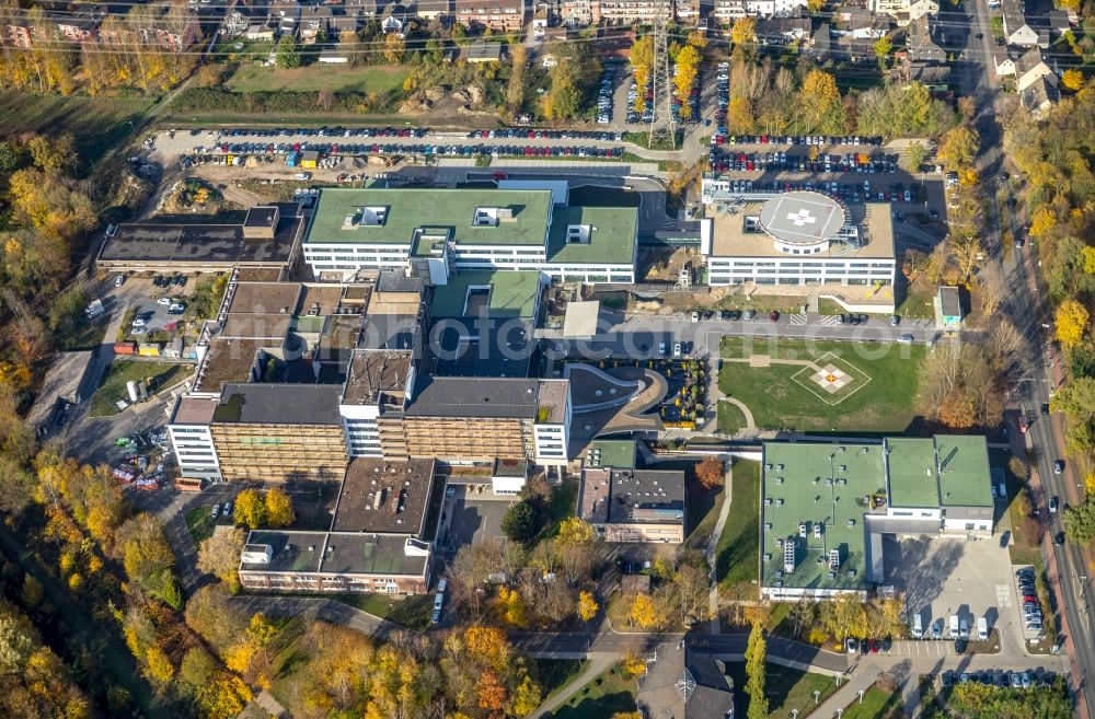 Aerial image Duisburg - Autumnal discolored vegetation view Hospital grounds of the Evangelical Hospital Duisburg-Nord in the district Hamborn in Duisburg in the state North Rhine-Westphalia