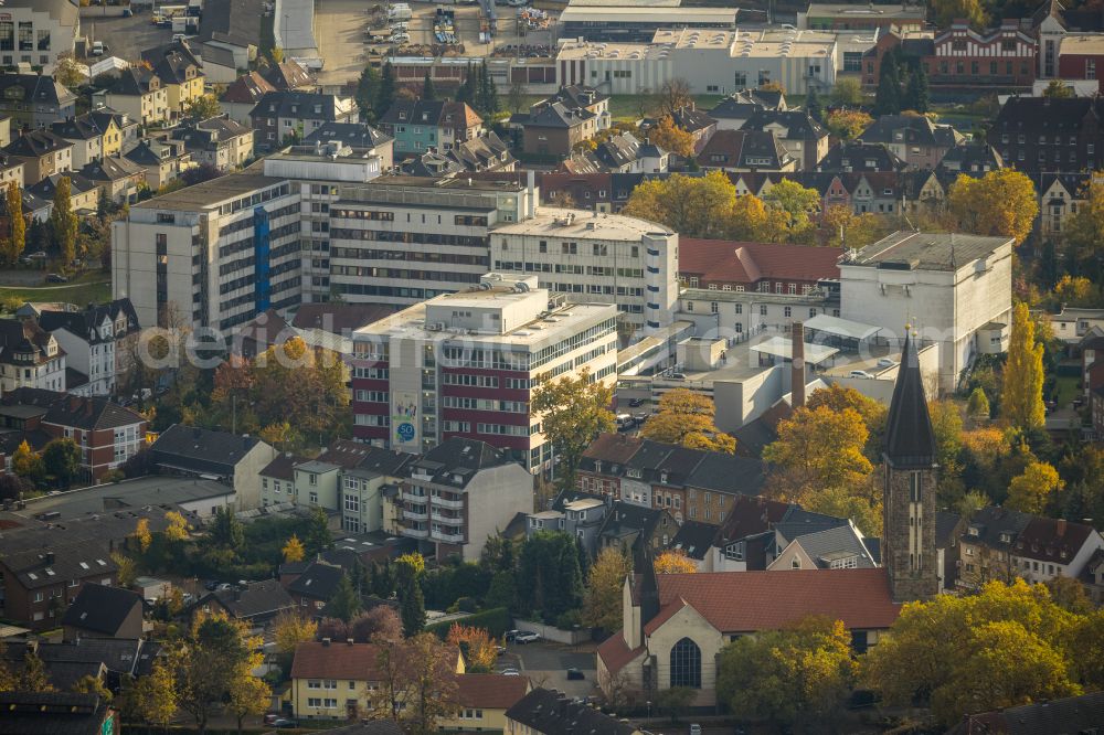 Aerial photograph Hamm - Autumnal discolored vegetation view hospital grounds of the Clinic Evangelisches Krankenhaus Hamm in Hamm at Ruhrgebiet in the state North Rhine-Westphalia, Germany