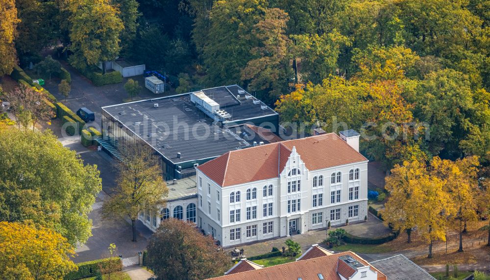 Aerial photograph Hamm - Autumnal discolored vegetation view clinic grounds of the hospital Clinic for Manual Therapy on Faehrstrasse in the Norddinker district of Hamm in the Ruhr area in the federal state of North Rhine-Westphalia, Germany