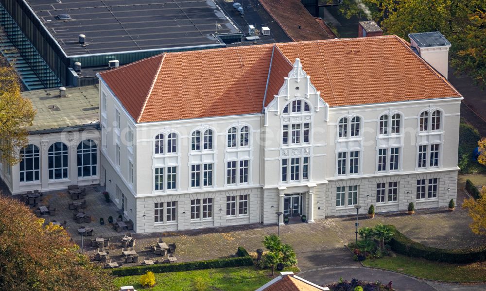 Hamm from the bird's eye view: Autumnal discolored vegetation view clinic grounds of the hospital Clinic for Manual Therapy on Faehrstrasse in the Norddinker district of Hamm in the Ruhr area in the federal state of North Rhine-Westphalia, Germany