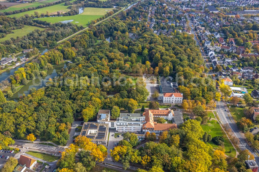 Aerial image Hamm - Autumnal discolored vegetation view clinic grounds of the hospital Clinic for Manual Therapy on Faehrstrasse in the Norddinker district of Hamm in the Ruhr area in the federal state of North Rhine-Westphalia, Germany