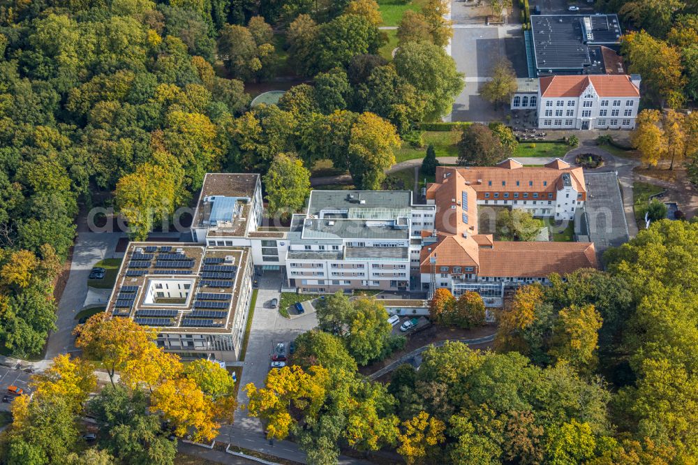 Aerial photograph Hamm - Autumnal discolored vegetation view clinic grounds of the hospital Clinic for Manual Therapy on Faehrstrasse in the Norddinker district of Hamm in the Ruhr area in the federal state of North Rhine-Westphalia, Germany