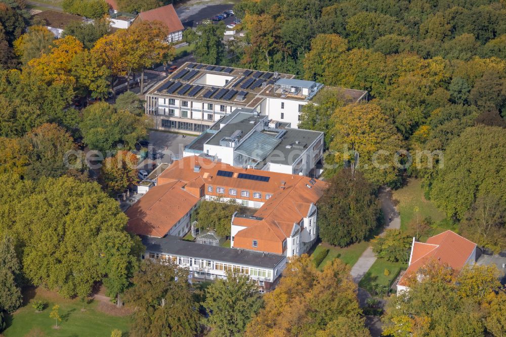 Hamm from the bird's eye view: Autumnal discolored vegetation view clinic grounds of the hospital Clinic for Manual Therapy on Faehrstrasse in the Norddinker district of Hamm in the Ruhr area in the federal state of North Rhine-Westphalia, Germany