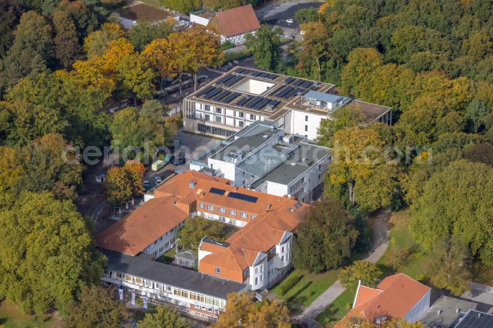 Aerial image Hamm - Autumnal discolored vegetation view clinic grounds of the hospital Clinic for Manual Therapy on Faehrstrasse in the Norddinker district of Hamm in the Ruhr area in the federal state of North Rhine-Westphalia, Germany