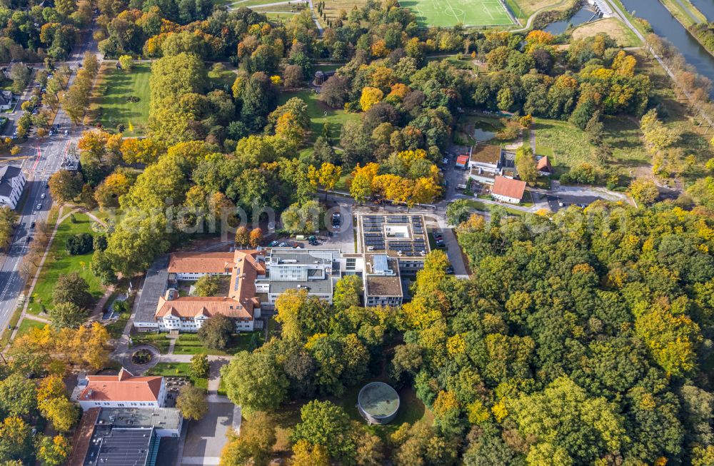 Aerial photograph Hamm - Autumnal discolored vegetation view clinic grounds of the hospital Clinic for Manual Therapy on Faehrstrasse in the Norddinker district of Hamm in the Ruhr area in the federal state of North Rhine-Westphalia, Germany