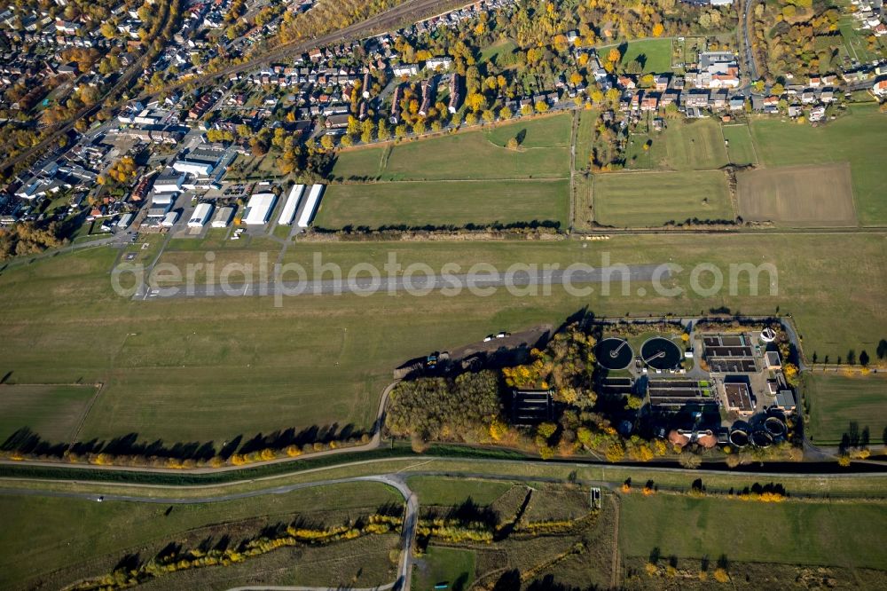 Hamm from the bird's eye view: Autumnal discolored vegetation view Sewage works Basin and purification steps for waste water treatment Klaeranlage Hamm-Mattenbecke in Hamm in the state North Rhine-Westphalia, Germany