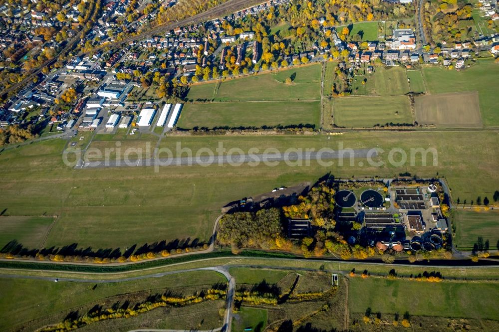 Aerial image Hamm - Autumnal discolored vegetation view Sewage works Basin and purification steps for waste water treatment Klaeranlage Hamm-Mattenbecke in Hamm in the state North Rhine-Westphalia, Germany