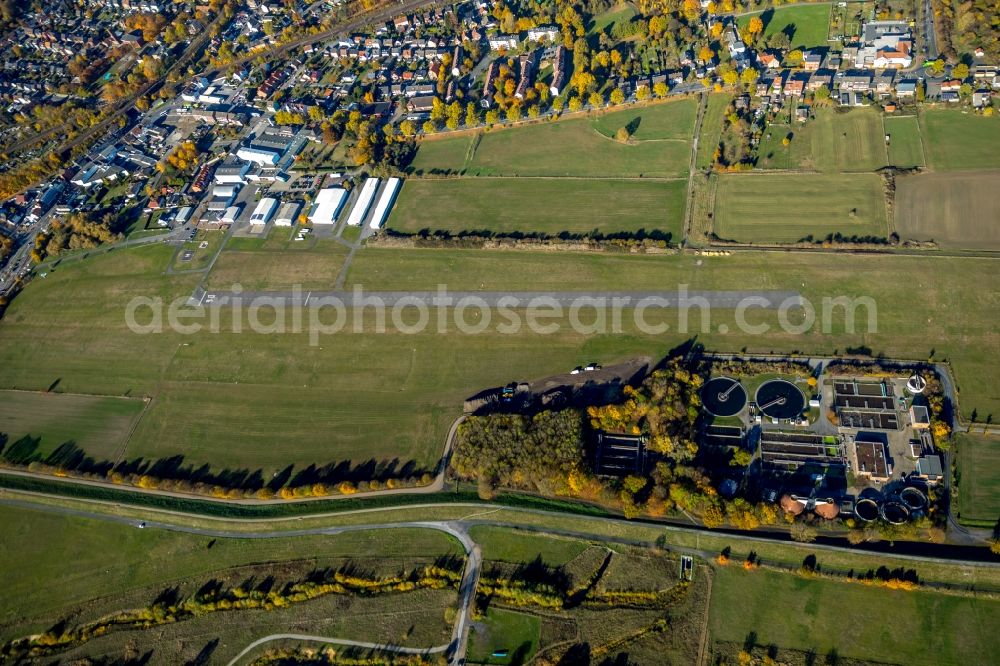 Hamm from above - Autumnal discolored vegetation view Sewage works Basin and purification steps for waste water treatment Klaeranlage Hamm-Mattenbecke in Hamm in the state North Rhine-Westphalia, Germany