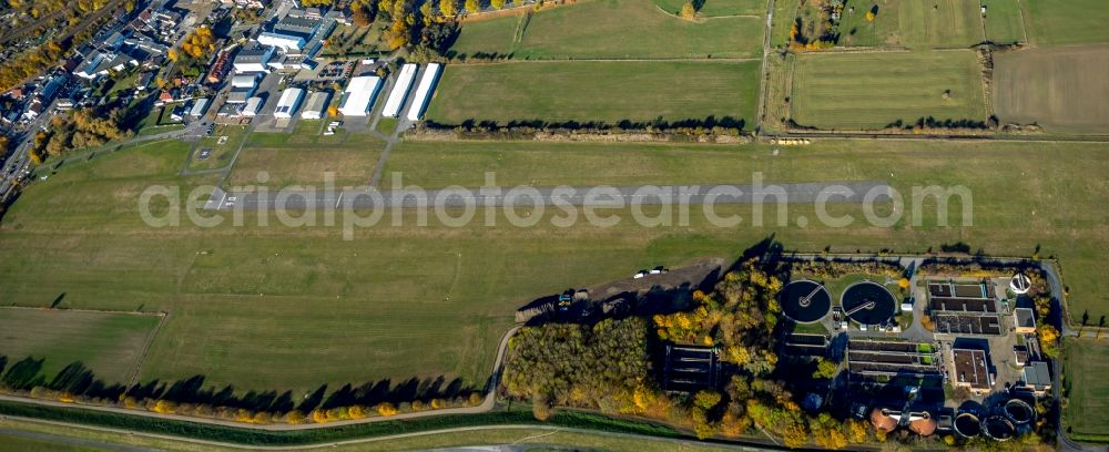 Hamm from the bird's eye view: Autumnal discolored vegetation view Sewage works Basin and purification steps for waste water treatment Klaeranlage Hamm-Mattenbecke in Hamm in the state North Rhine-Westphalia, Germany