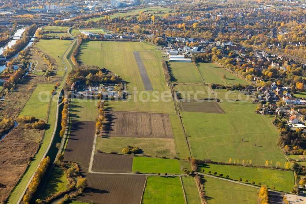 Aerial photograph Hamm - Autumnal discolored vegetation view Sewage works Basin and purification steps for waste water treatment Klaeranlage Hamm-Mattenbecke in Hamm in the state North Rhine-Westphalia, Germany