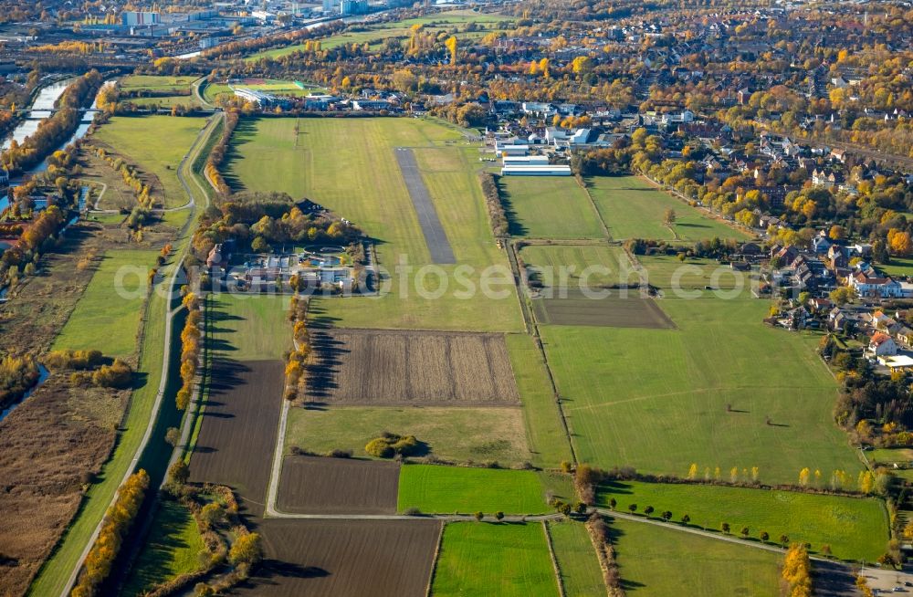 Hamm from above - Autumnal discolored vegetation view Sewage works Basin and purification steps for waste water treatment Klaeranlage Hamm-Mattenbecke in Hamm in the state North Rhine-Westphalia, Germany